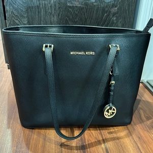 Michael Kors shoulder black bag Great condition, adjustable strap, zipper